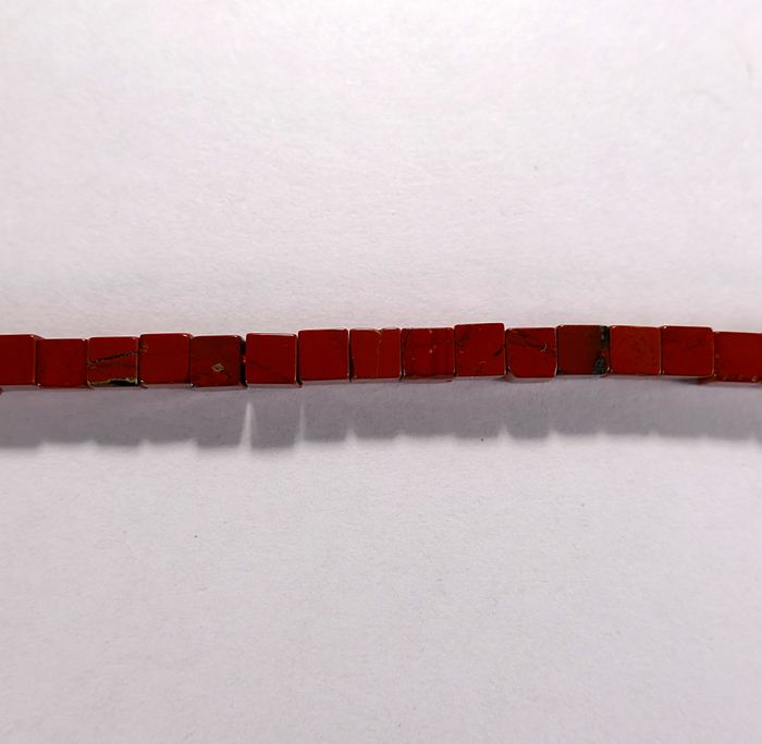 Бусина из яшмы красной, фигурная, 4 мм (куб, гладкая)