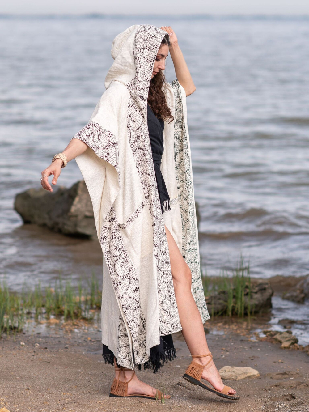 Накидка с капюшоном и орнаментом Аяуаска