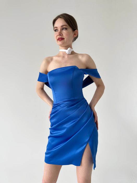 Нарядное платье со спущенными плечами и разрезом мини (синий)