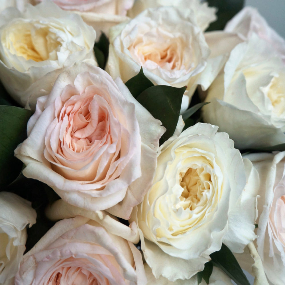 23. Букет белых роз Patience и White O’Hara