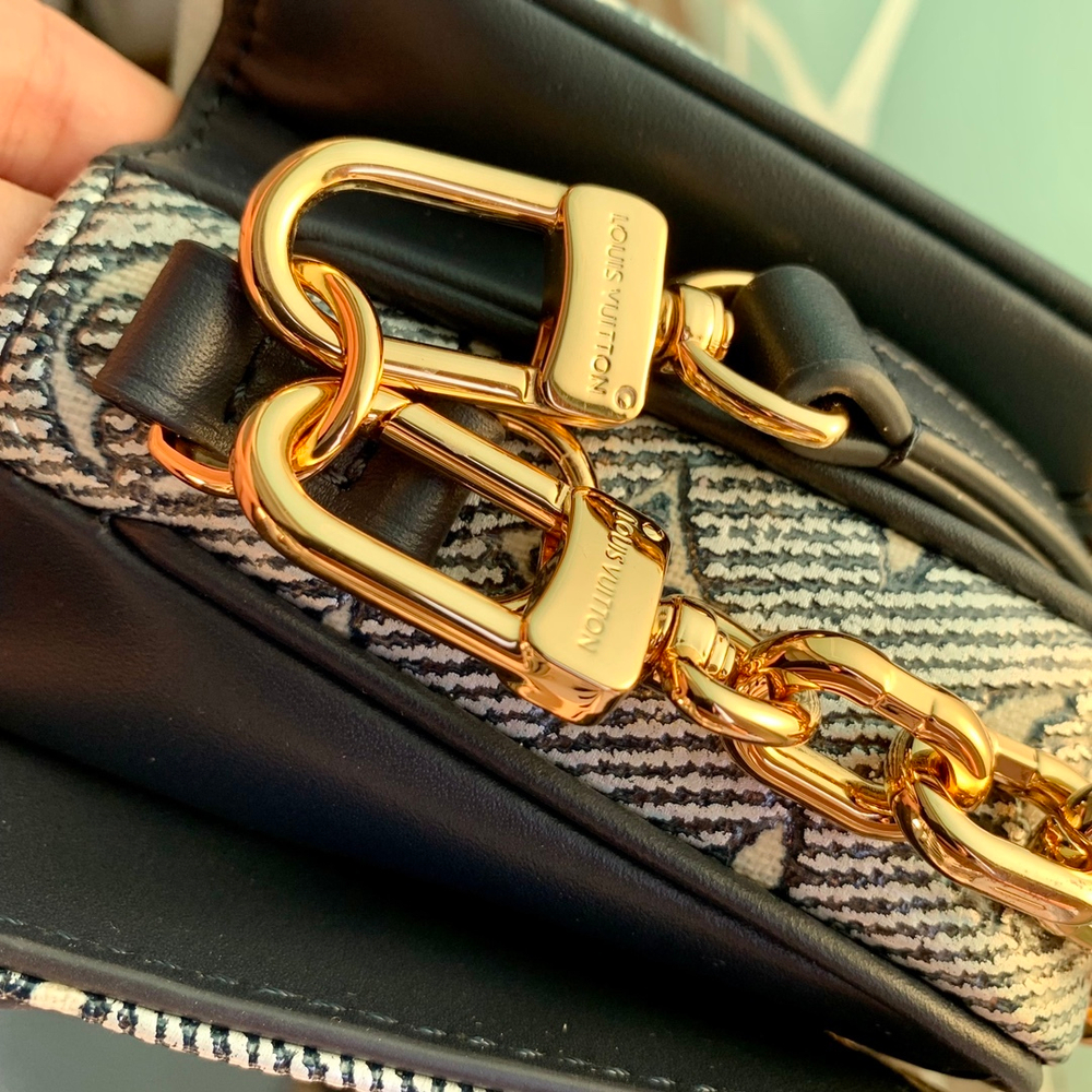 Louis Vuitton Pochette Metis East West