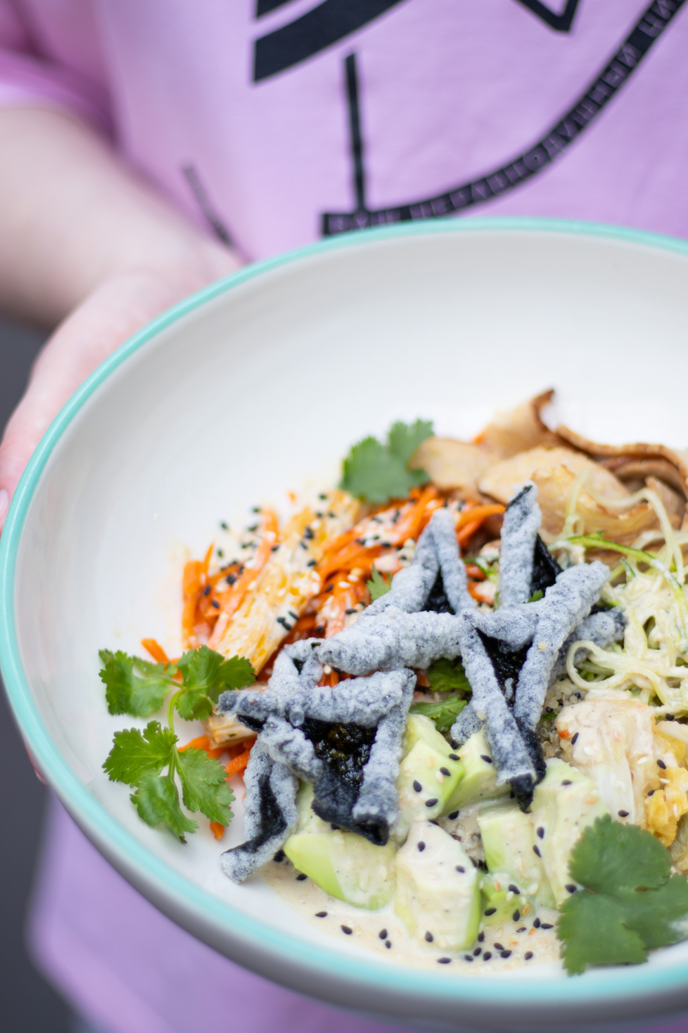 БЕЛКОВЫЙ ПОКЕ-БОУЛ С КИНОА, ТЕМПЕ И ЧИПСАМИ ИЗ НОРИ NEW