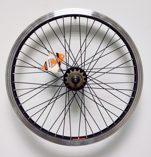 Колесо заднее 20" TRIX BMX алюминиевый, усиленный, 48H, фрезерованный, индикатор износа, 406х24,8/32х19.5мм, A/V, анодированный, черный, втулка алюминиевая, под трещотку, гайки, черная, спица черная