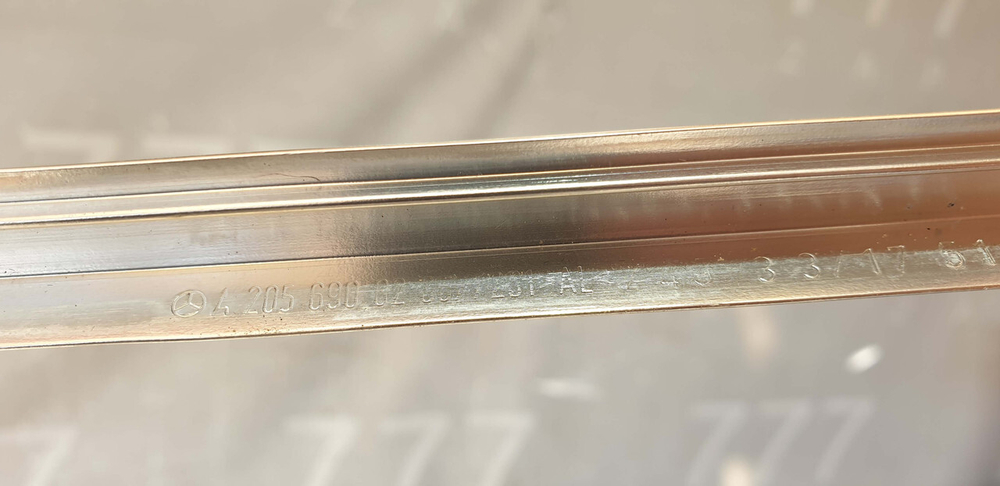 Молдинг двери передней правой Mercedes C (W205) 14-23 Б/У Оригинал A2056900280