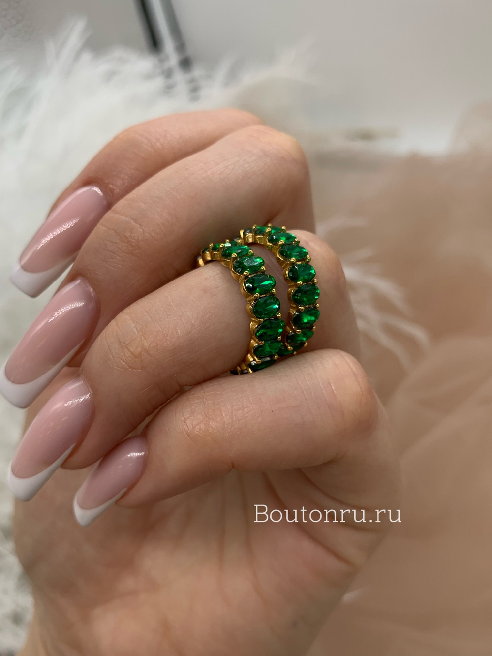 Кольцо золотистое с изумрудными камнями