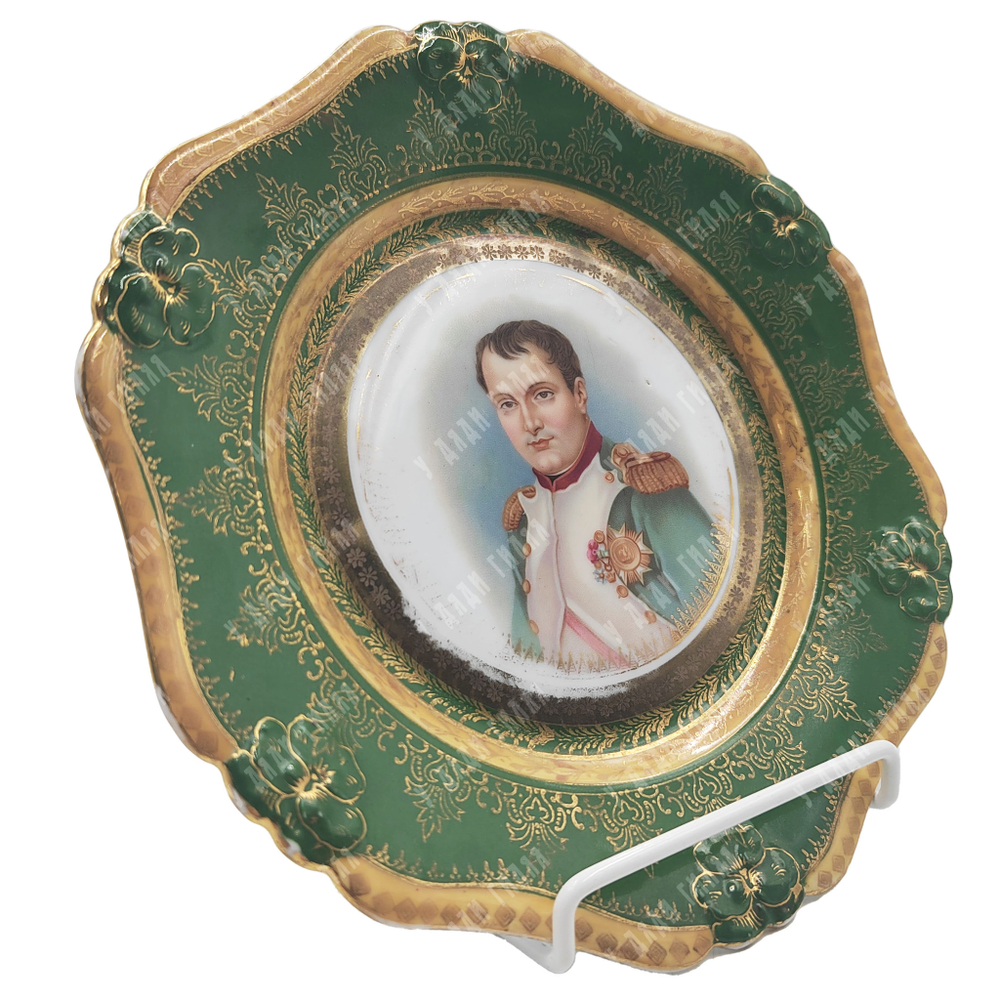 [Кузнецовский фарфор] Декоративная тарелка с портретом Наполеона. Москва, 1912 г.