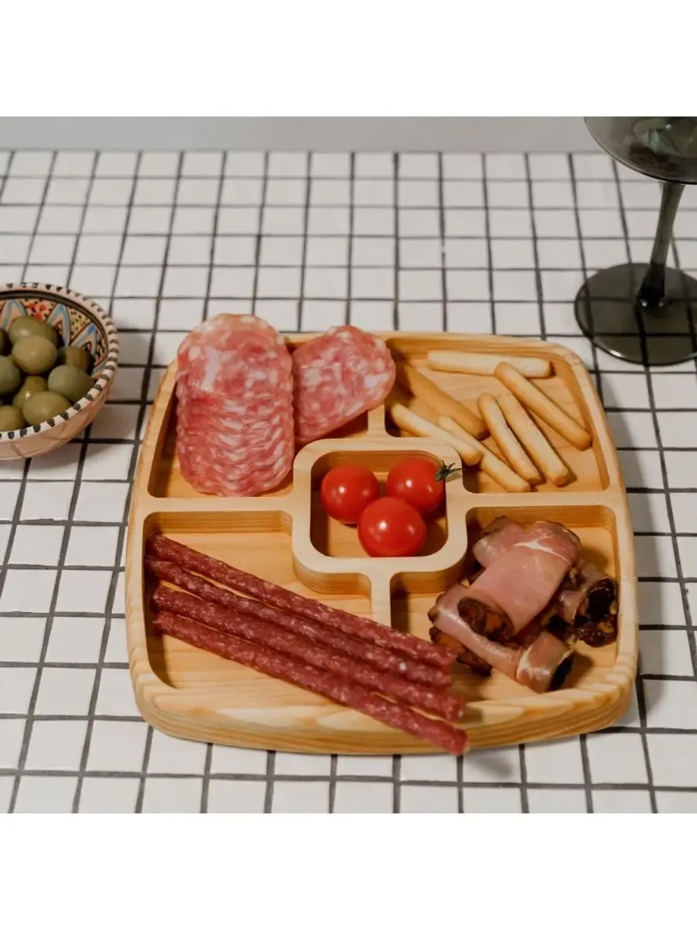 Деревянная менажница квадратная 5 отсеков из кедра