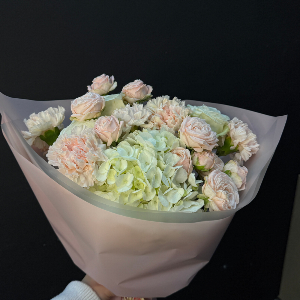 Букет из белой гортензии, роз и диантуса