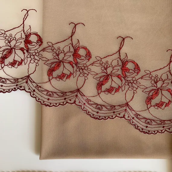 Вышивка на сетке песочная/т.красная (правая) 18 см