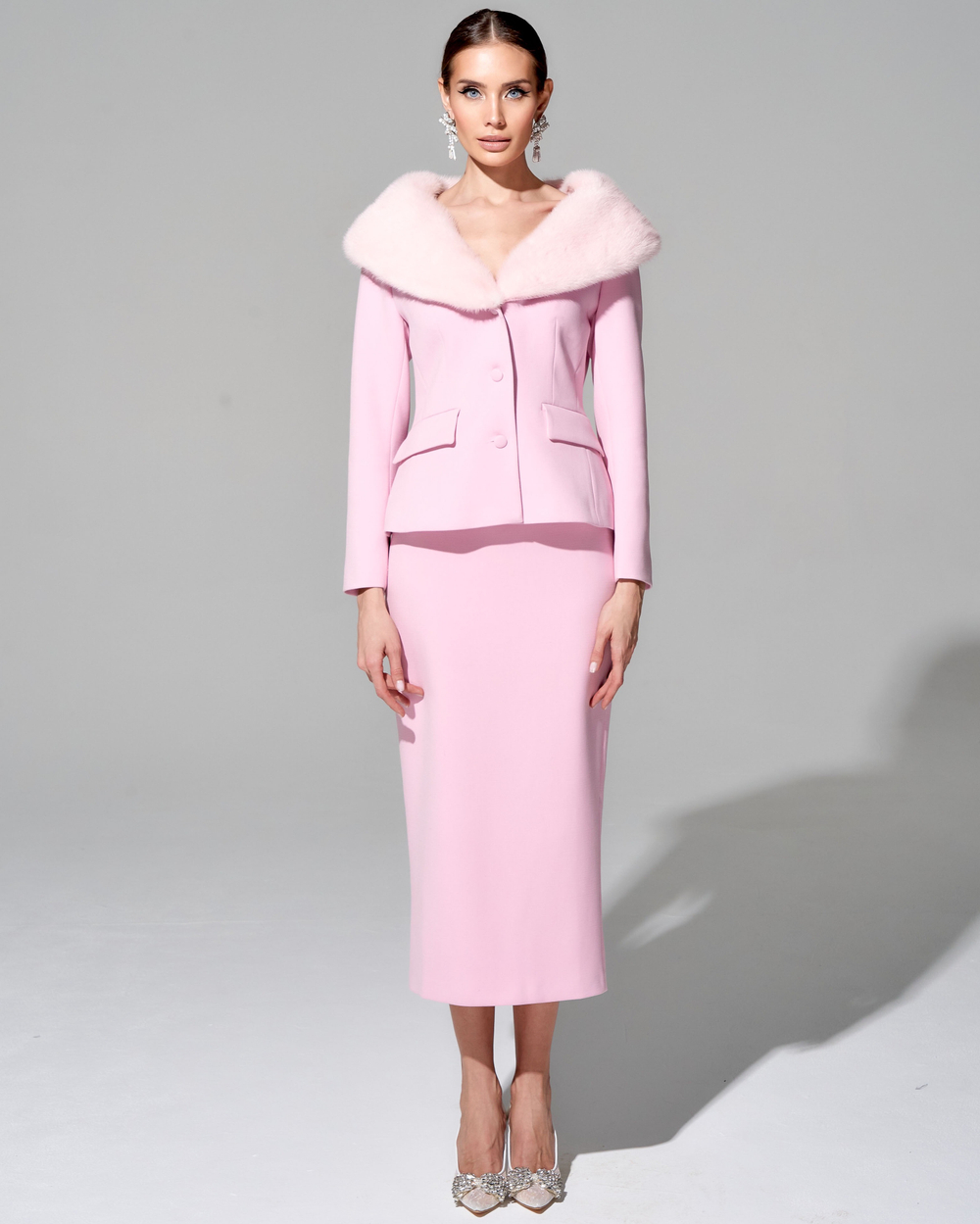 Приталенный жакет "Принцесса Монако" из итальянского крепа с меховой отделкой