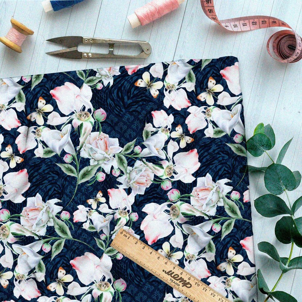 Ткань ниагара живописные розы на синем фоне