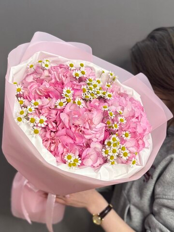 Дуо-букет с розовыми гортензиями и ароматными ромашками