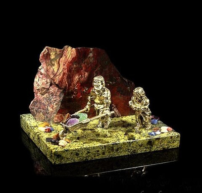 Статуэтка "Рудокопы" из бронзы на подставке из змеевика с яшмой 95*80*70мм
