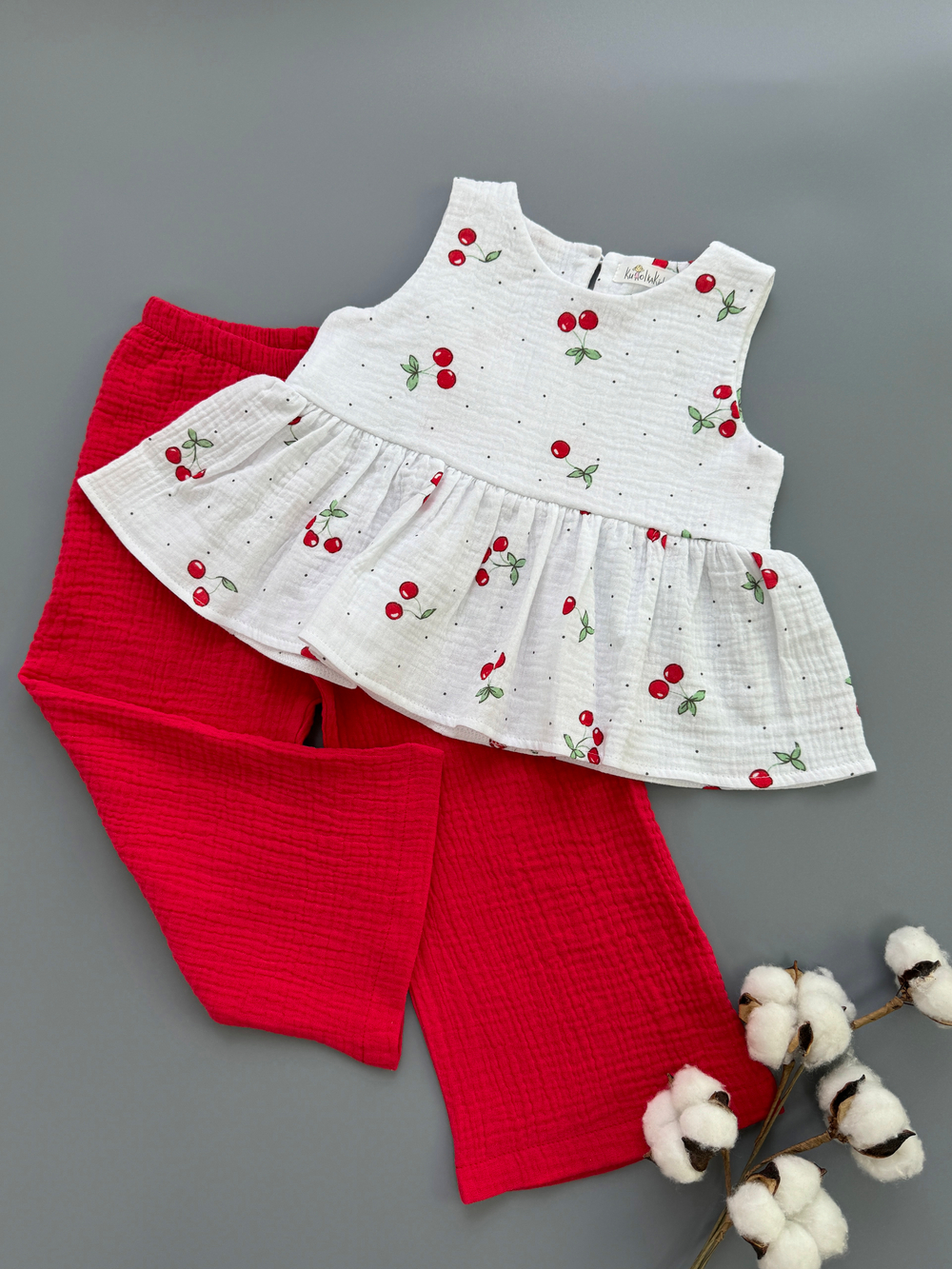 Костюм из муслина топ и брюки «Вишенки»