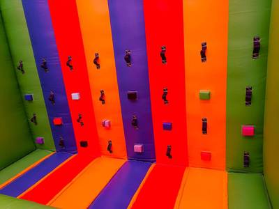 Коммерческий надувной батут «Смайлики» с крышей, размер 12*8*7 м