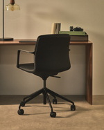 Офисный стул Nerlan из черной экокожи с черной алюминиевой рамой