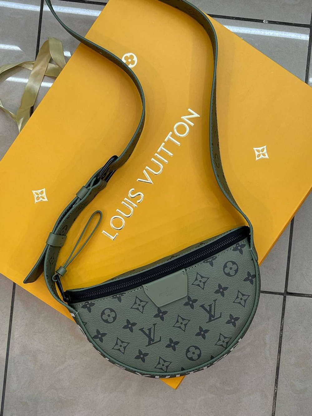 Сумка-мессенджер Louis Vuitton