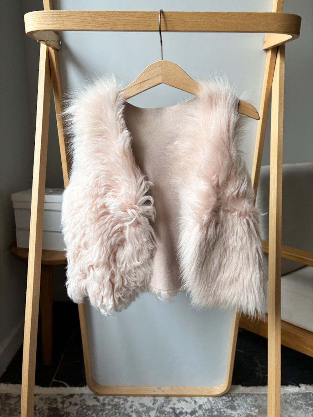 Кожаный жилет с мехом Bonpoint, 104