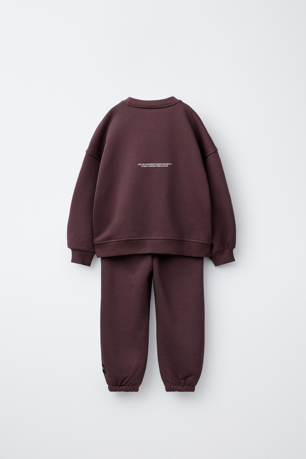 ZARA КОМПЛЕКТ ИЗ ТОЛСТОВКИ И БРЮК-ДЖОГГЕРОВ С НАДПИСЬЮ, БУРГУНДИ