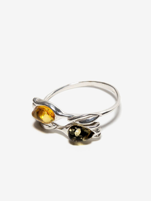 Кольцо с цельным янтарем желтого и зеленого цвета