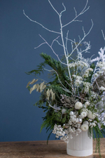 Композиция в бетонном кашпо белая