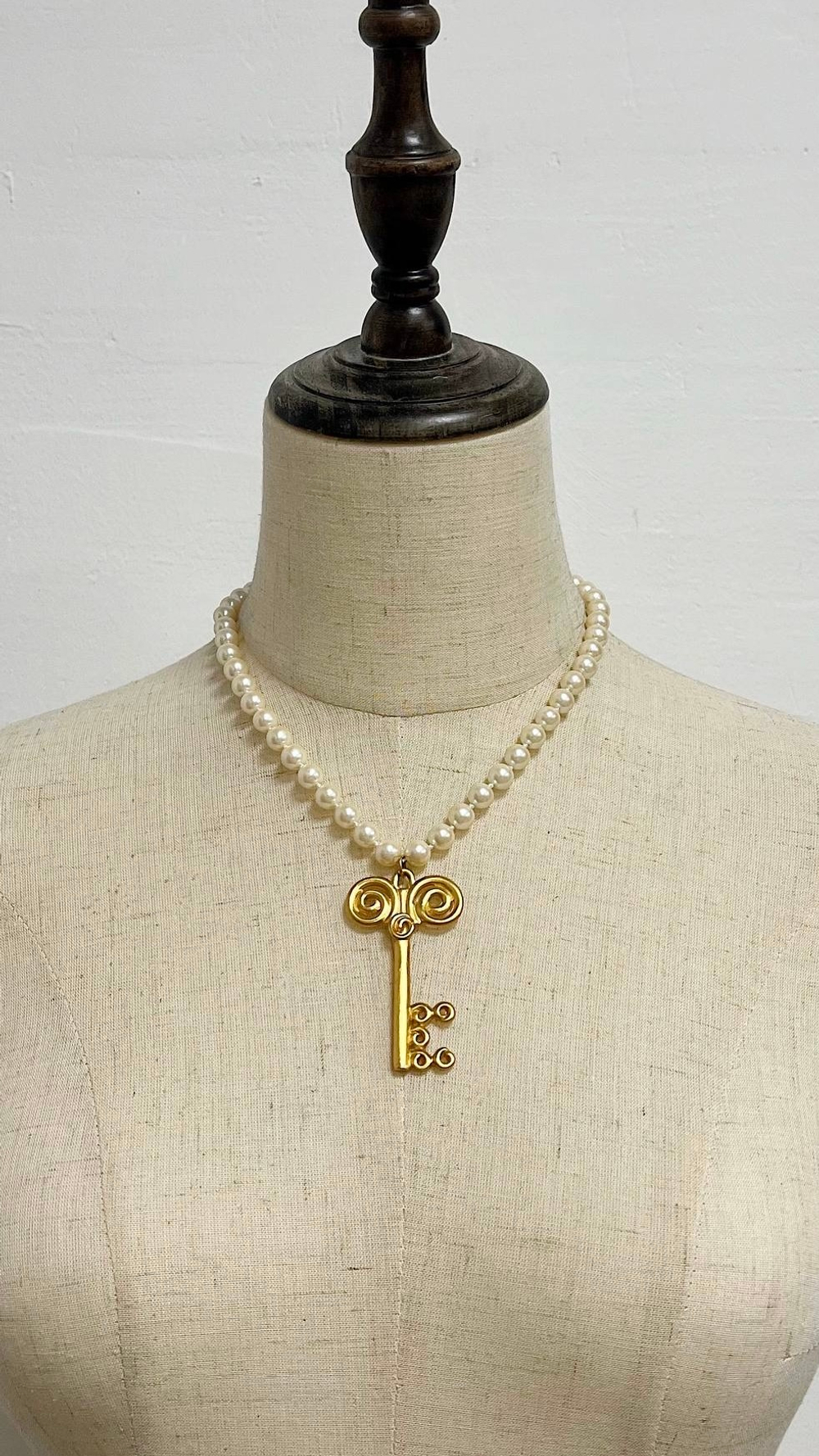 Кулон Ключ на «жемчужных» бусах Anne Klein