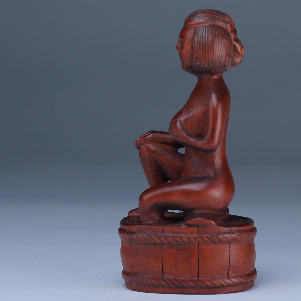 Нэцкэ Красавица моется в бочке