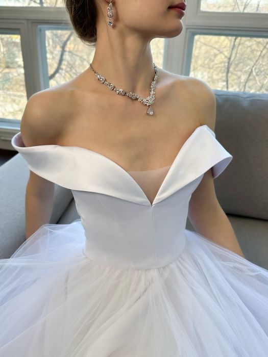 Свадебное пышное платье со спущенными плечами корсетом (белый)