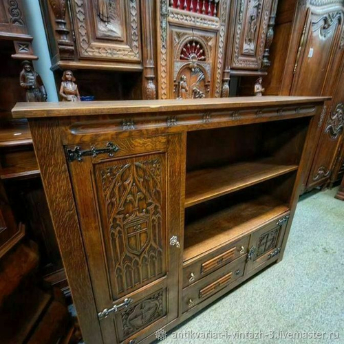 Старинный комод в готическом стиле