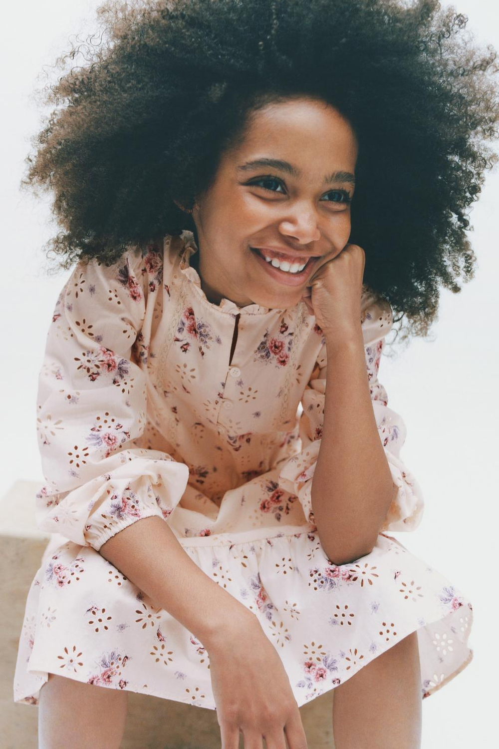 ZARA ПЛАТЬЕ С ЦВЕТОЧНОЙ ВЫШИВКОЙ, ЭКРЮ