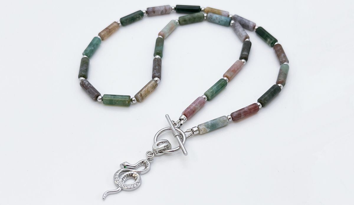 Мастер-класс: собираем колье из бусин-трубочек Мастер-класс: собираем колье из бусин-трубочек