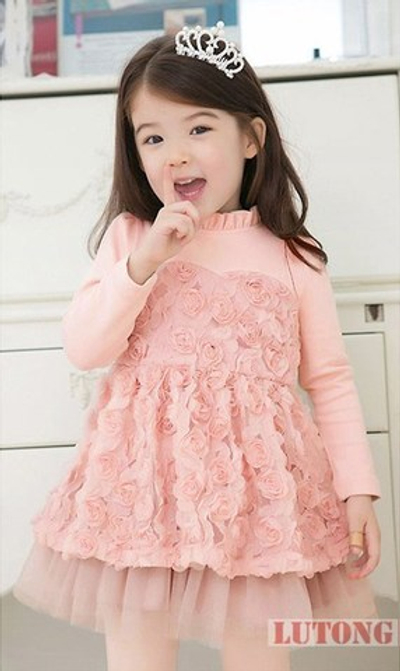 Платье однотонное с бантом, цветами и рюшами