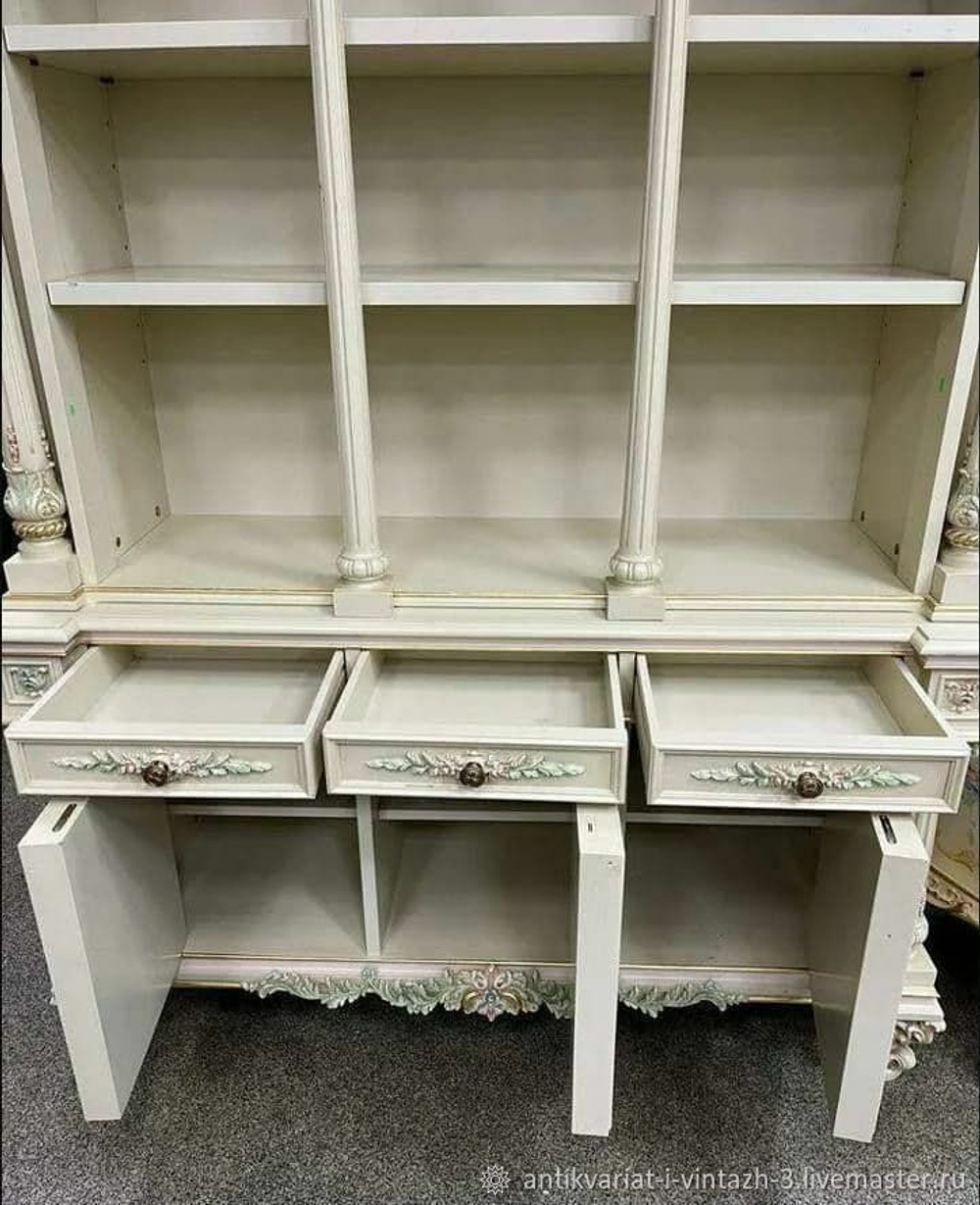 Шкаф распашной трёхстворчатый