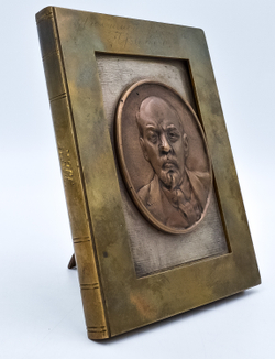 Плакетка в виде книги с барельефом Ленина на подставке. Литье, бронза, сталь. Москва. 1923 г. Высота