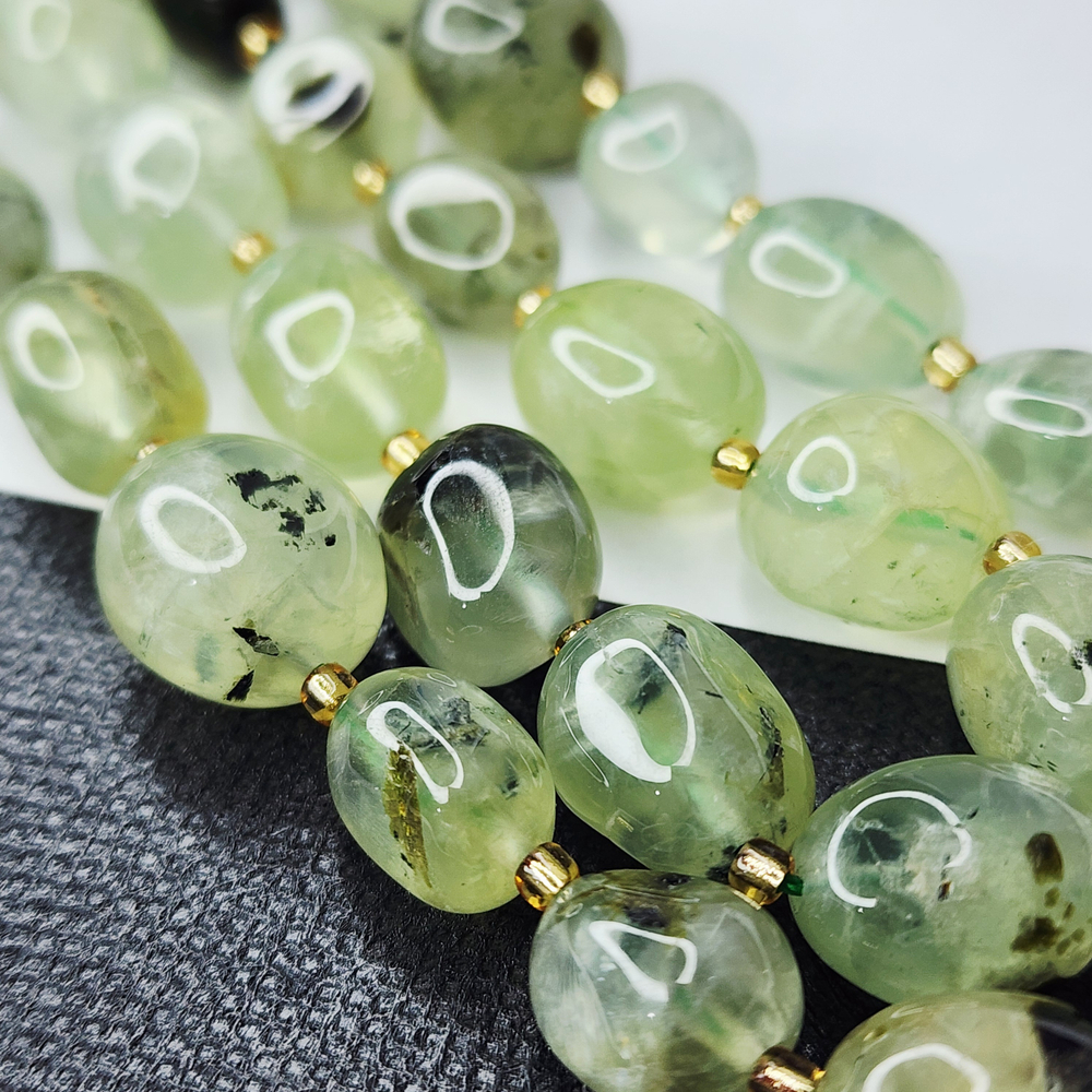 Пренит природный, крупная галтовка, 12-15 мм, камни овалы, штучно.