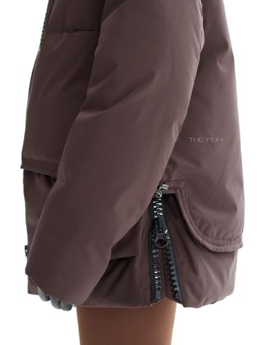 Шоколадный пуховик с акцентной молнией