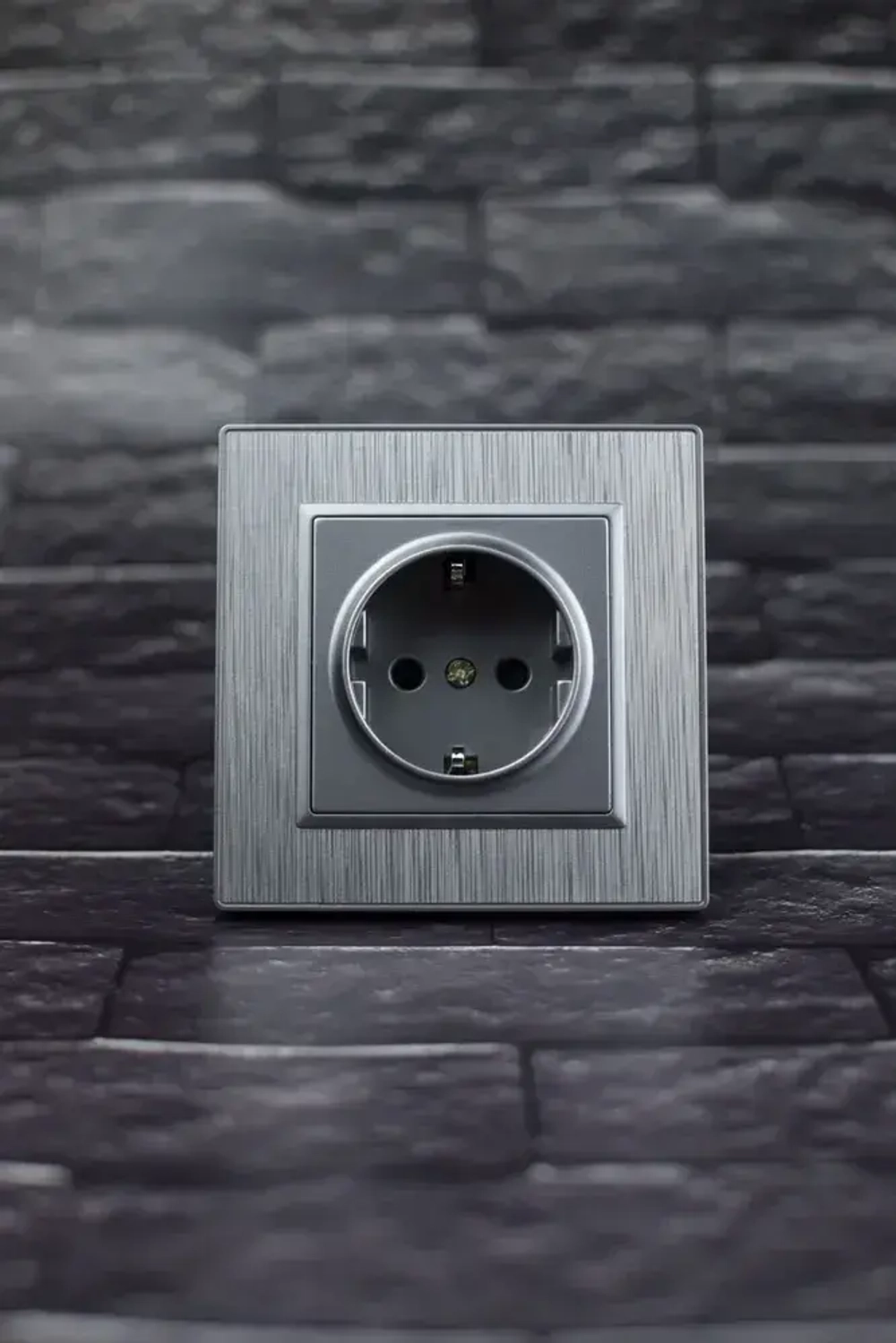 Розетка серая одинарная пластик
