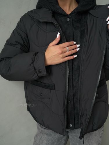 Черный пуховик с трикотажной манишкой