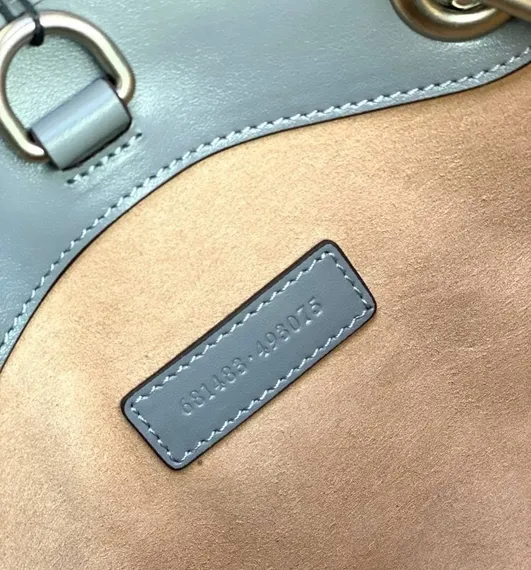 Маленькая сумка-тоут Gucci GG Marmont серый