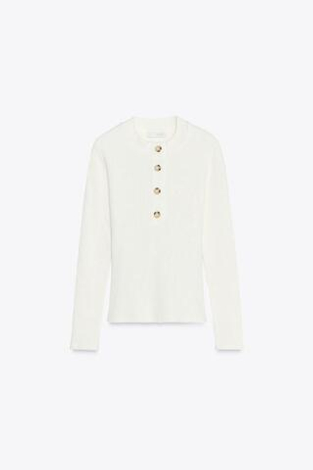ZARA ФУТБОЛКА ИЗ РИФЛЕНОГО ТРИКОТАЖА С ПУГОВИЦАМИ, ЭКРЮ