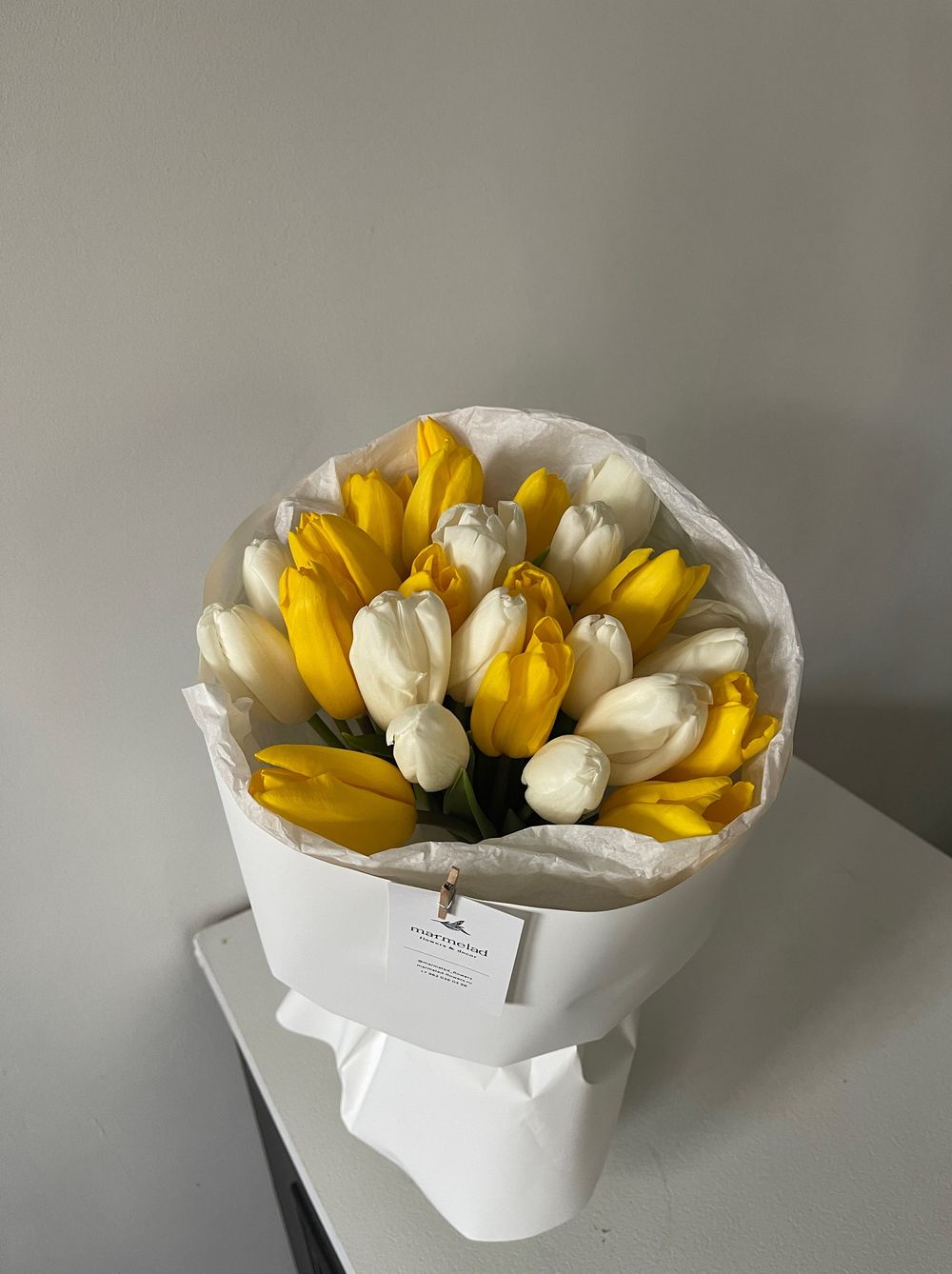 Букет из 25 белых и желтых тюльпанов