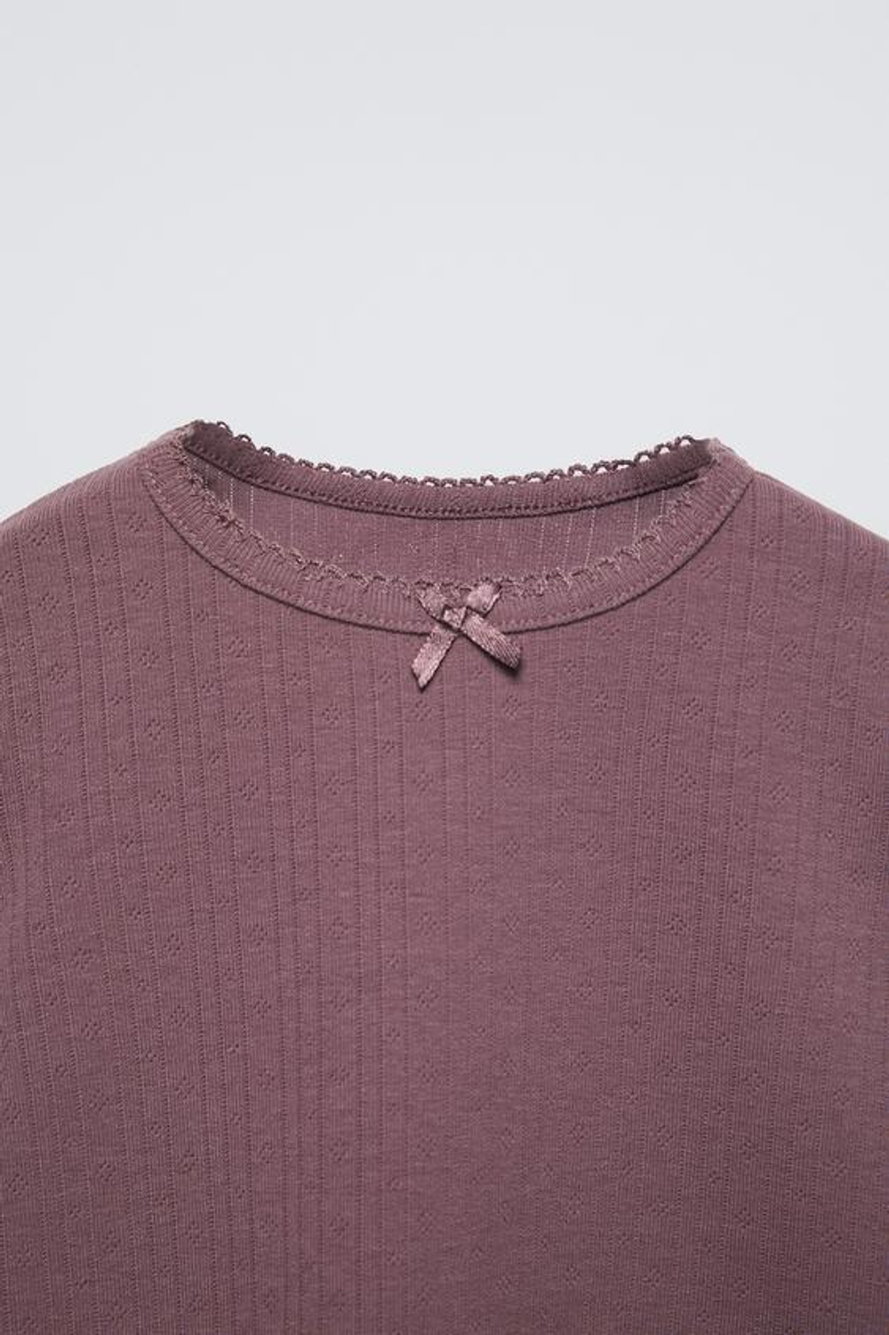 ZARA ФУТБОЛКА POINTELLE С БАНТОМ, БАКЛАЖАНОВЫЙ