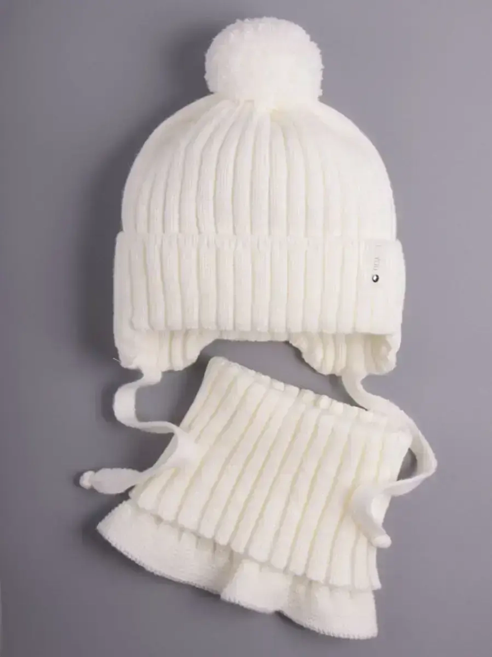 Шапка осенняя детская на завязках и снуд