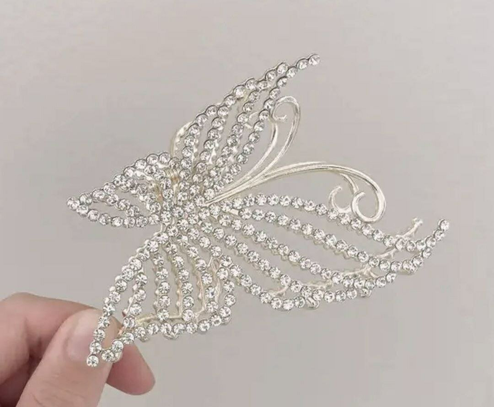 Заколка-краб большая "бабочка" инкрустированная  россыпью страз. 11,5см. Цвет серебро