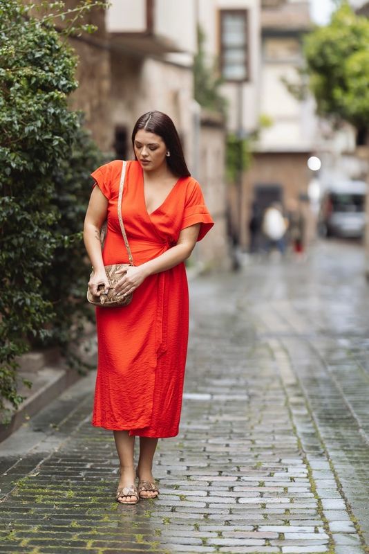 Платье на запах из жатой вискозы с коротким рукавом, красный