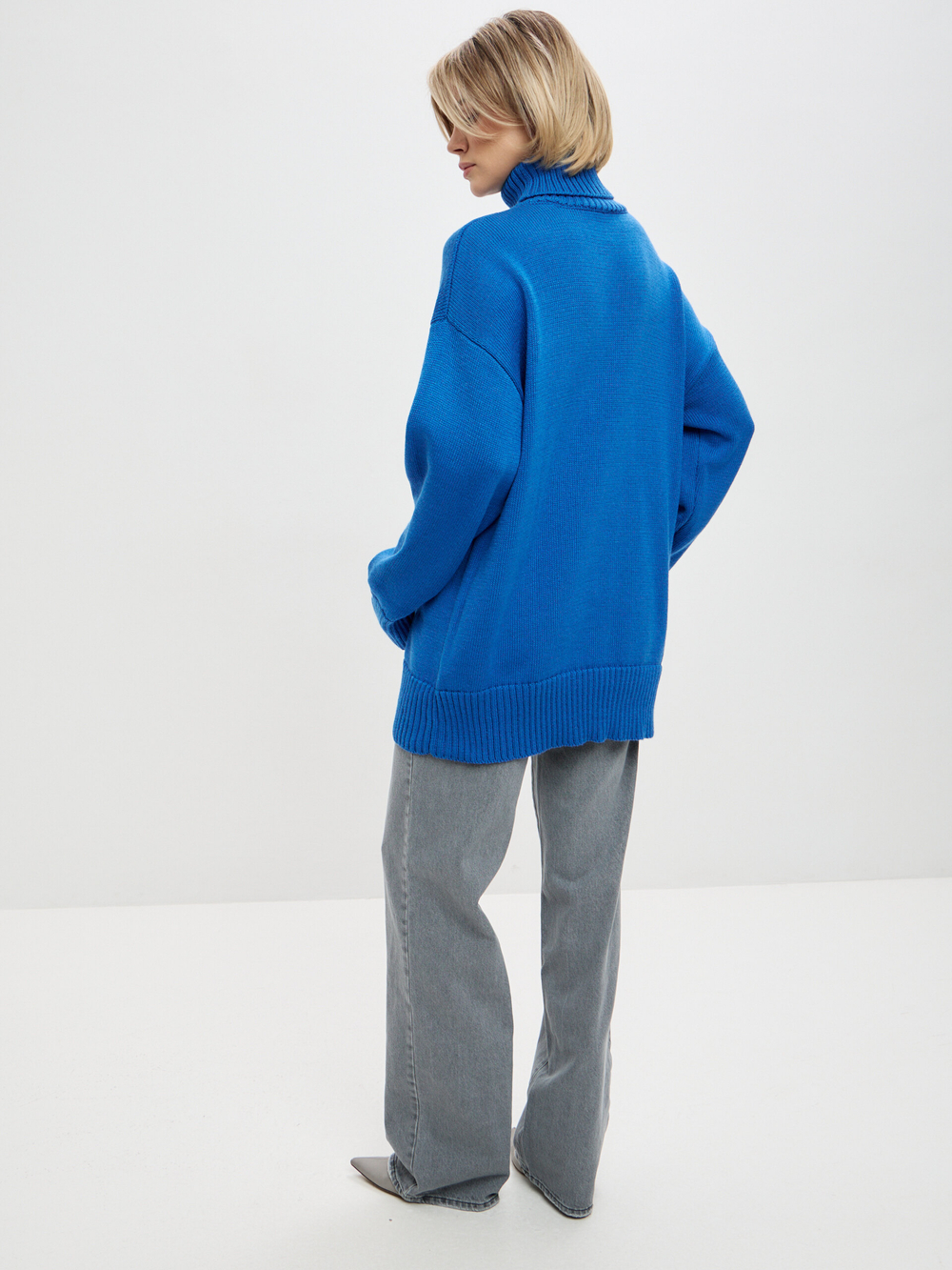 Свитер в цвете электрик