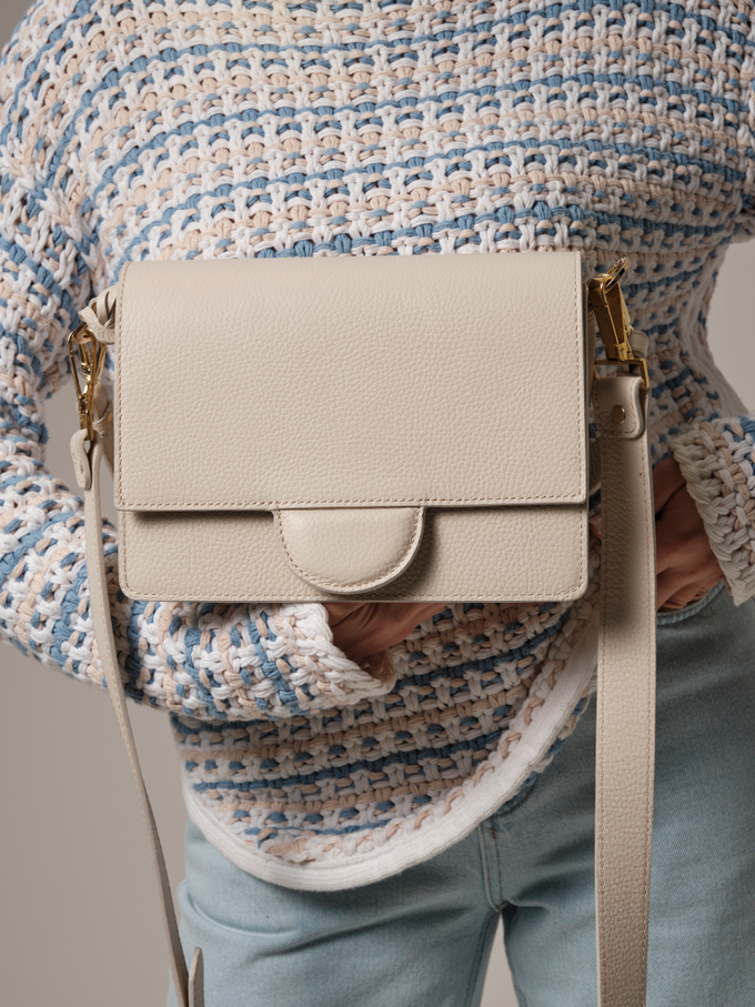 Сумка кожаная через плечо светло-бежевая