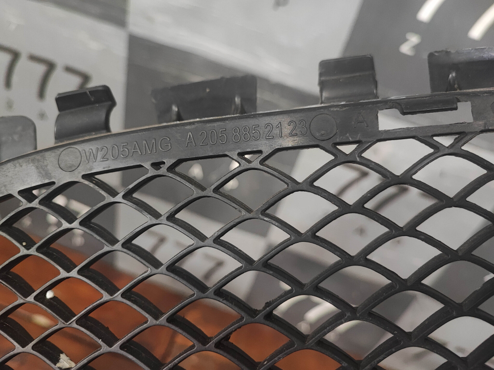 Решетка переднего бампера AMG Mercedes C W205 14-18 Б/У Оригинал A2058852123
