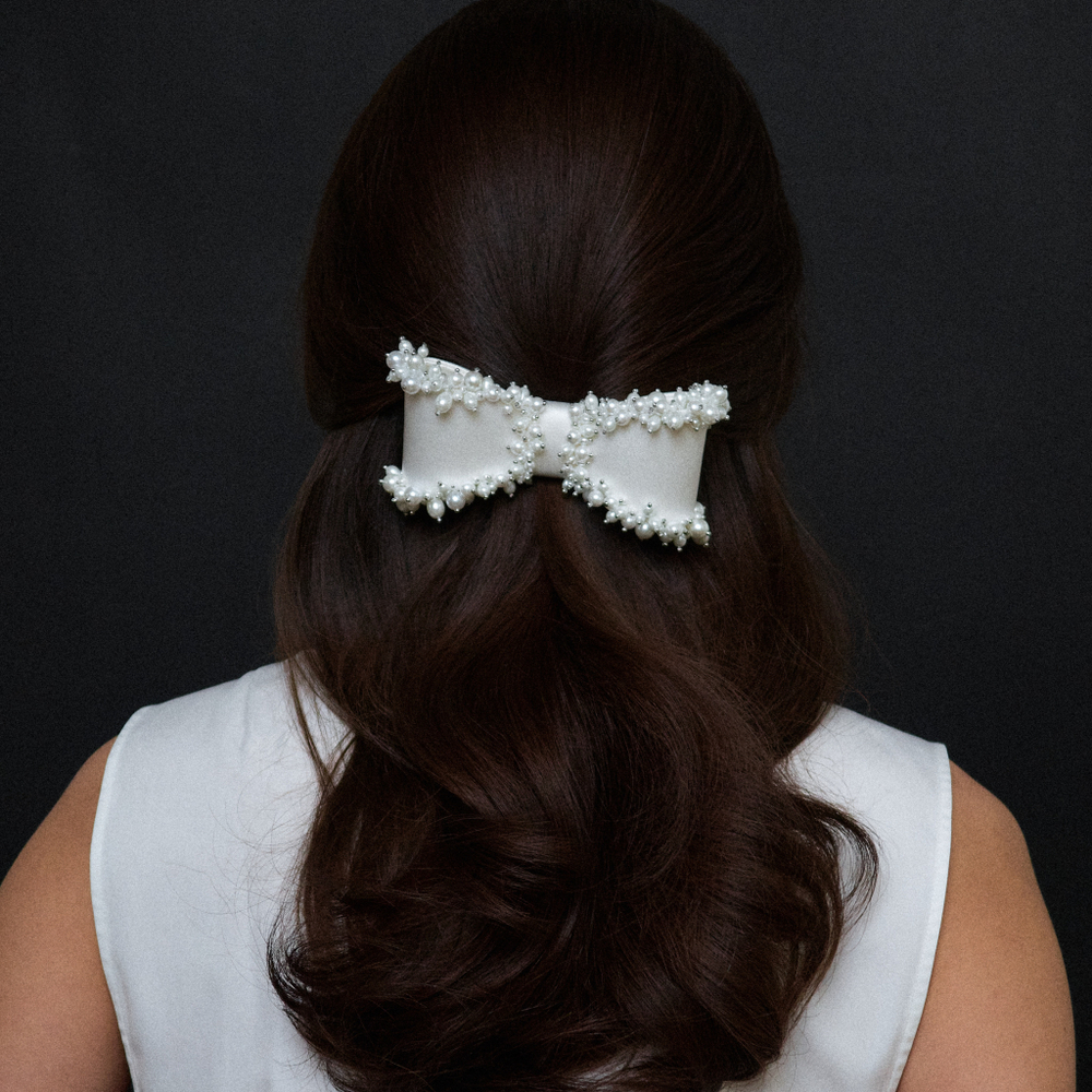 Бант-бабочка с жемчугом по контру