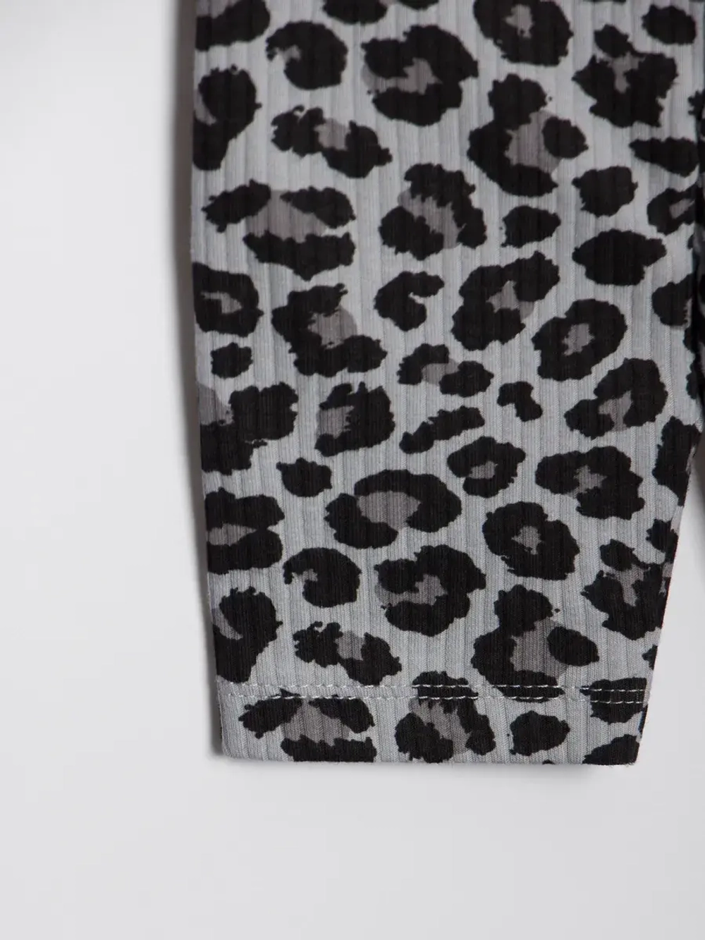 Леопардовый костюм для девочки на лето